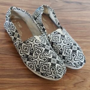 Women's 7.5 black and white Tom's shoes